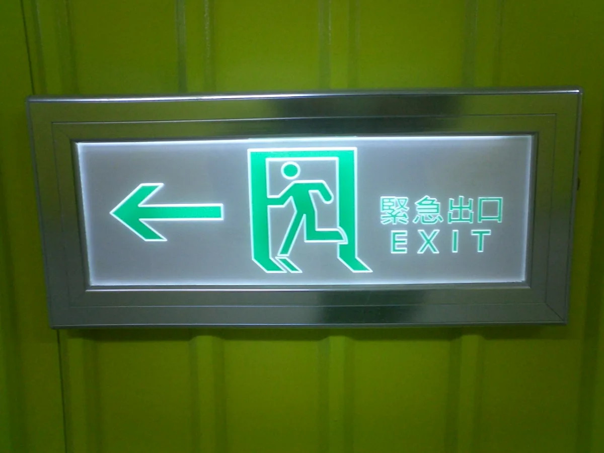Verlicht vluchtwegbord met een pijl naar links